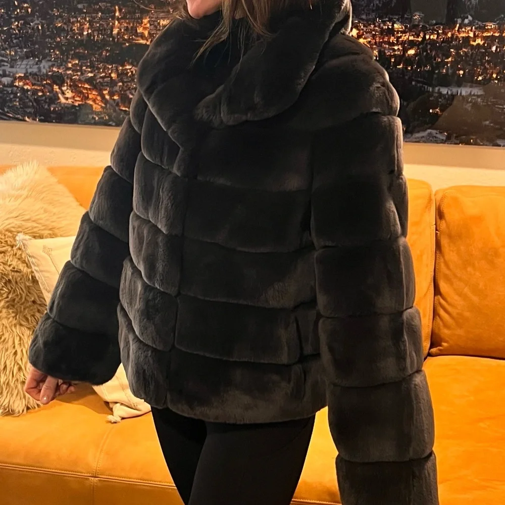 Suprema | NEW Fur Coat Size 40 ♥️Price Firm♥️ - Picture 3 of 10